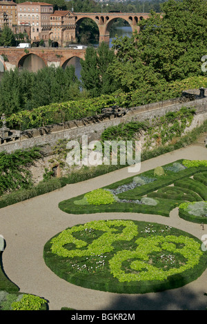 Les jardins du Palais de la Berbie Musée Toulouse Lautrec surplombant la rivière Tarn Albi France Banque D'Images