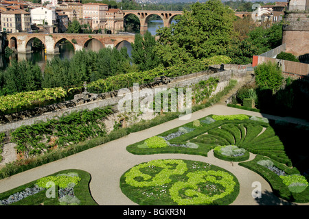 Les jardins du Palais de la Berbie Musée Toulouse Lautrec surplombant la rivière Tarn Albi France Banque D'Images