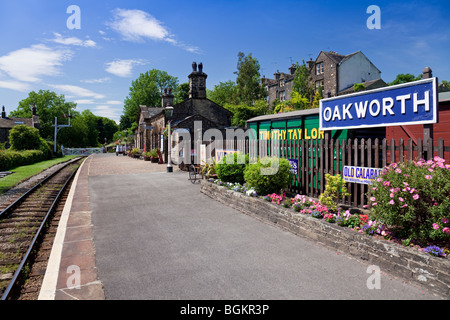 Gare d'Oakworth sur le chemin de fer à vapeur conservé Keighley & Worth Valley, Oakworth, West Yorkshire, Angleterre, Royaume-Uni Banque D'Images