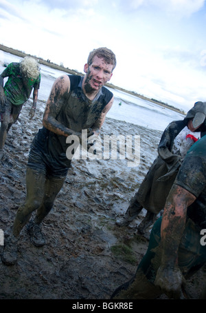 Frissons d'un concurrent dans le froid après avoir participé à la course de boue maldon Banque D'Images