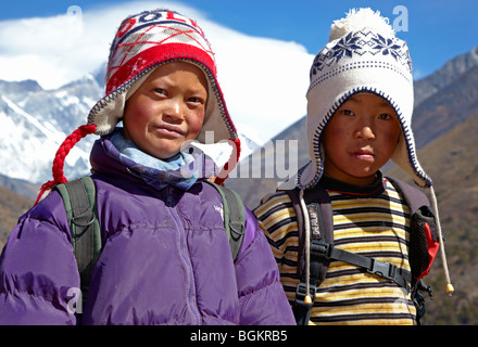 Les jeunes garçons Sherpa dans la région de l'Everest Himalaya Népal Asie Banque D'Images