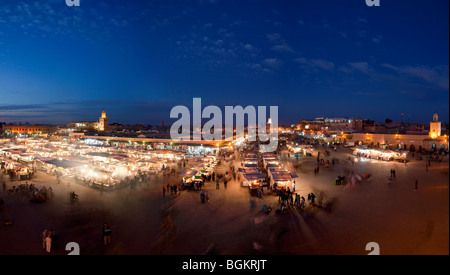 Place Jemaa el-Fna au crépuscule comme les stands de nourriture sont ouverts pour vendre des repas traditionnels, Marrakech, Maroc Banque D'Images