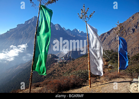 Drapeaux de prière au-dessus du monastère Tengboche Everest Himalaya Région Asie Népal Banque D'Images