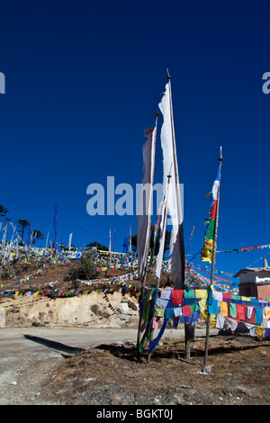 Les drapeaux de prières à l'Thrumshingla col à 3800m qui marque le fossé entre l'Est et l'ouest Bhoutan Banque D'Images