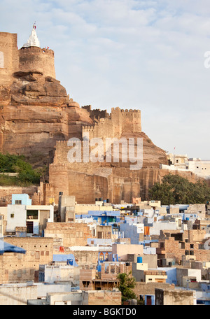 La fin de l'après-midi vue de Jodhpur la ville bleue du Rajasthan avec le fort Merhangarh il s'élève au-dessus de structures Banque D'Images