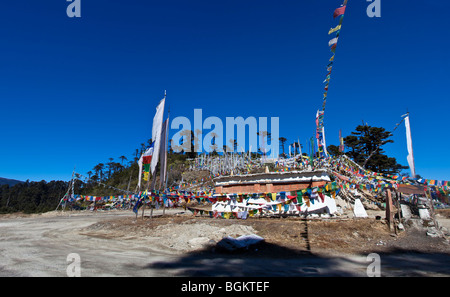 Les drapeaux de prières à l'Thrumshingla col à 3800m qui marque le fossé entre l'Est et l'ouest Bhoutan Banque D'Images