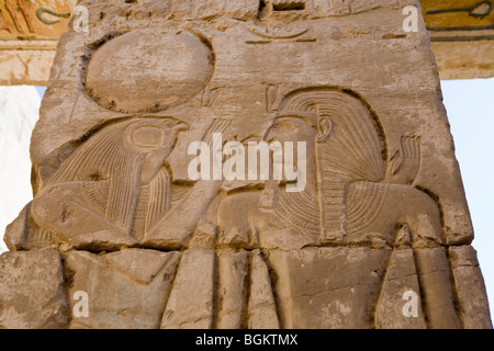 Soulagement de l'Horus Ankh offrant au roi sur pilier à Médinet Habou, temple funéraire de Ramsès III, Cisjordanie, Luxor, Egypte Banque D'Images