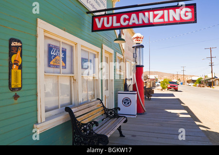 Boutiques et l'ancien gaz pompe à la ville fantôme de Randsburg, California Banque D'Images