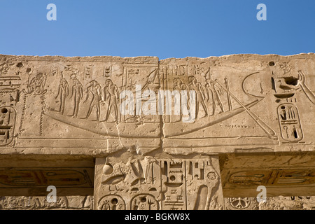 Reliefs montrant Barque sacrée dans une chambre à Médinet Habou, temple funéraire de Ramsès III, rive ouest du Nil, Louxor, Egypte Banque D'Images