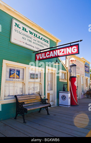 Boutiques et l'ancien gaz pompe à la ville fantôme de Randsburg, California Banque D'Images