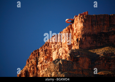 Skywalk Hualapai vu de la rivière Colorado à Grand Canyon West, le Parc National du Grand Canyon, Arizona Banque D'Images