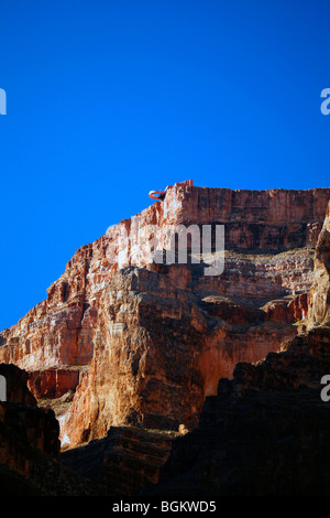 Skywalk Hualapai vu de la rivière Colorado à Grand Canyon West, le Parc National du Grand Canyon, Arizona Banque D'Images