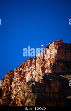 Skywalk Hualapai vu de la rivière Colorado à Grand Canyon West, le Parc National du Grand Canyon, Arizona Banque D'Images