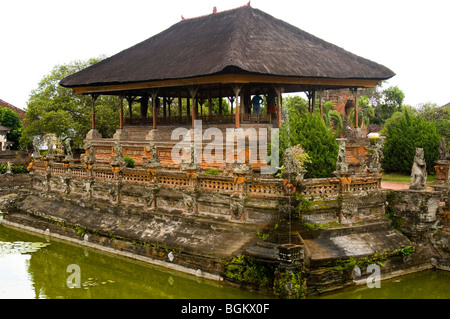 18e siècle palais royal et palais de justice, Taman Kertha Gosa, à Klungkung / Semarapura, Bali, Indonésie Banque D'Images