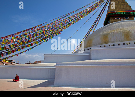 Femme assise dans la Méditation par l'Asie Népal Katmandou Stupa Bodhnath Banque D'Images