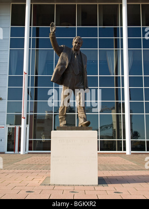 Statue de l'ancien joueur et manager de Saints Ted Bates à Southampton Football Club Saint Mary's, UK Banque D'Images