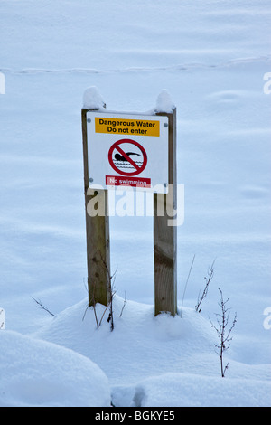 Hollingworth Lake dans le Lancashire, au cours d'un gel d'hiver montrant des signes d'avertissement pour la natation. Banque D'Images