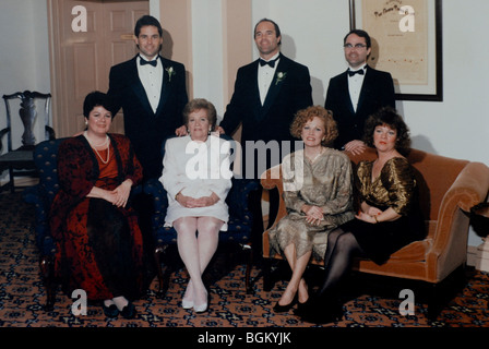 'Old Family photos', robe formelle Portrait de groupe, mère adulte vintage photos américaines, groupe de femmes âgées sérieux Banque D'Images