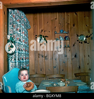 N. J, États-Unis, photos de famille des années 1950, jeune fille seule à la maison dans la cuisine, banlieues. Photos anciennes de la vie américaine « Old Family photos » Banque D'Images