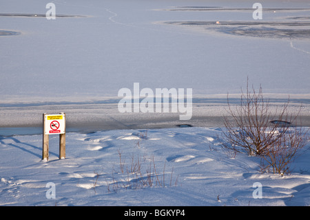 Hollingworth Lake dans le Lancashire, au cours d'un gel d'hiver montrant des signes d'avertissement pour la natation. Littleborough, Rochdale, Banque D'Images