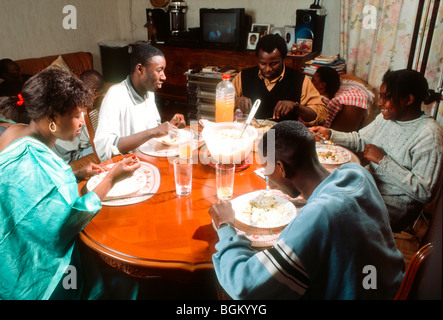 Paris, France, Français Africain, repas en famille partagés à domicile, groupe d'adolescents parlant, communauté noire paris Banque D'Images