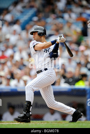Derek Jeter # 2 de la Nouvelle York Yankee chauves-souris contre les Rays de Tampa Bay au cours de leur match au Yankee Stadium Banque D'Images