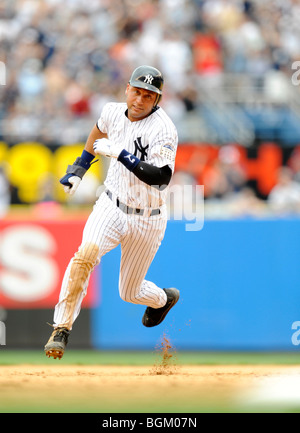 Derek Jeter # 2 de la Nouvelle York Yankee exécute les bases contre les Rays de Tampa Bay au cours de leur match au Yankee Stadium Banque D'Images