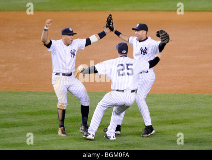 Derek Jeter, Alex Rodriguez # 2 # 13 # 25 Mark Teixeira et des New York Yankees célèbrent après avoir battu les Los Angeles Angel Banque D'Images