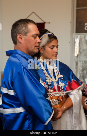 Épouse et marié d'origine américaine lors de leur cérémonie de mariage à l'intérieur de l'église de mission indienne de Williamson River située à Chiloquin, Oregon Banque D'Images