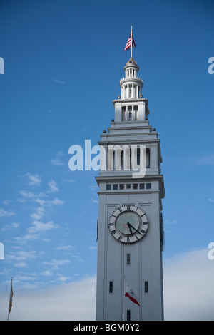 Vertical image du Ferry Building à San Francisco, CA, une aérogare shopping et pour les ferries qui desservent la ville Banque D'Images