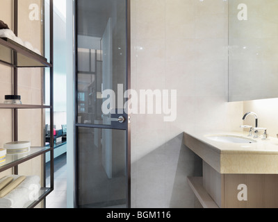 Lavabo et porte en verre dans la salle de bains moderne Banque D'Images