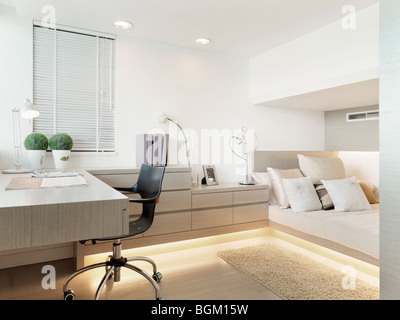 Un bureau et un lit dans la chambre à coucher moderne Banque D'Images