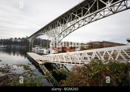 Quai près du pont sur l'Aurora l'extrémité ouest du lac Union - Seattle, Washington Banque D'Images