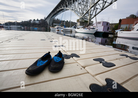 Souliers d'eau sur un quai près du pont sur l'Aurora l'extrémité ouest du lac Union - Seattle, Washington Banque D'Images