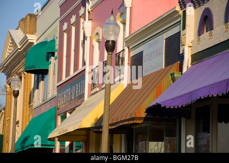 Quartier des affaires d'auvents colorés Opelika, Alabama Banque D'Images