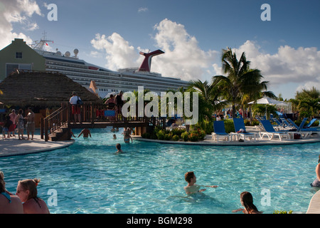 Port de croisière, l'île de Grand Turk Margaritaville, piscine, avec puffy clouds, et Carnival Cruise ship en arrière-plan. BWI Banque D'Images
