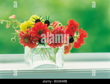 Bouquet de fleurs sur un rebord de fenêtre Banque D'Images