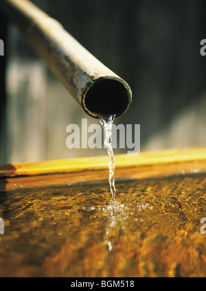 L'eau s'écoule à partir d'un tuyau en bambou Le Japon Kyoto Banque D'Images