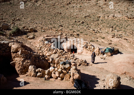 Un règlement de tentes d'une famille de nomades arabes sur une montagne au-dessus de Gorges de Todra dans les chaînes de montagnes de l'Atlas, Maroc Banque D'Images