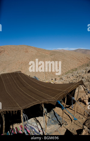 Un règlement de tentes d'une famille de nomades arabes sur une montagne au-dessus de Gorges de Todra dans les chaînes de montagnes de l'Atlas, Maroc Banque D'Images