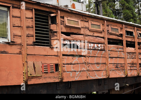 Ancien wagon de chemin de fer en bois en décomposition, dans les années 50. Pietermaritzburg, Kwazulu Natal, Afrique du Sud. Banque D'Images