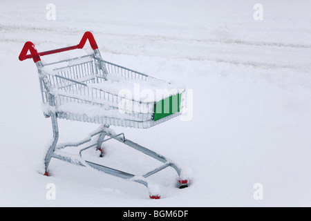 Un chariot de supermarché abandonné dans la neige Banque D'Images