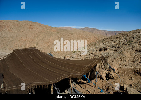 Un règlement de tentes d'une famille de nomades arabes sur une montagne au-dessus de Gorges de Todra dans les chaînes de montagnes de l'Atlas, Maroc Banque D'Images