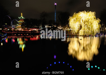 Noël au Tivoli à Copenhague. Le parc d'paillettes avec de belles décorations de Noël et illuminations. Banque D'Images