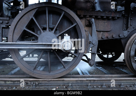 Une grande roue de fer sur une ancienne locomotive à vapeur à la gare en Brosarp. Banque D'Images