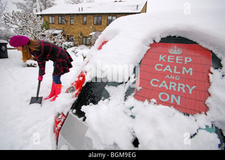 L'Oxfordshire, UK. Un message rassurant dans la fenêtre arrière d'une voiture couverte de neige pendant le "big freeze' de l'hiver 2009 et 2010. Banque D'Images