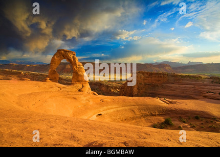 Delicate Arch et ciels dramatiques en fin d'après-midi, Arches National Park, Utah, USA Banque D'Images