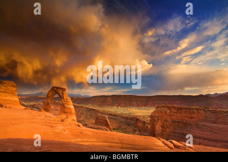 Tempête et ciel dramatique au-dessus de Delicate Arch au coucher du soleil, Arches National Park, Utah, USA Banque D'Images