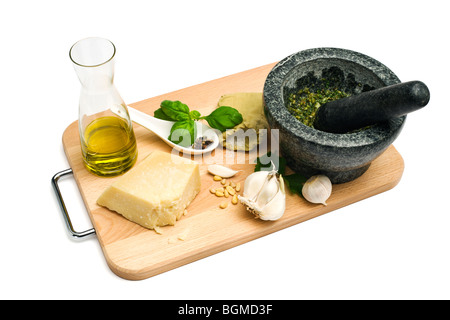 Ingrédients pour la sauce pesto alla genovese sur planche de bois, décoration Banque D'Images