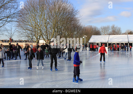 Patin à glace sur la patinoire temporaire ouvert au moment de Noël, Hampton Court Palace, East Molesey, Surrey, Angleterre, Royaume-Uni, Europe Banque D'Images